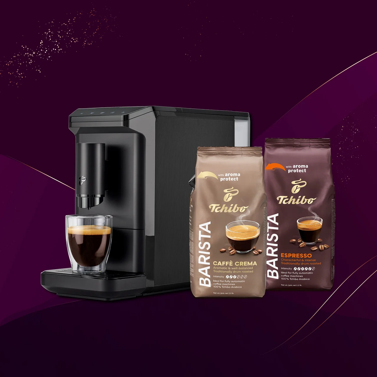 Siyah kahve makinesi, bir bardak kahve ve iki paket Tchibo Barista kahve çekirdeği: Caffè Crema ve Espresso.