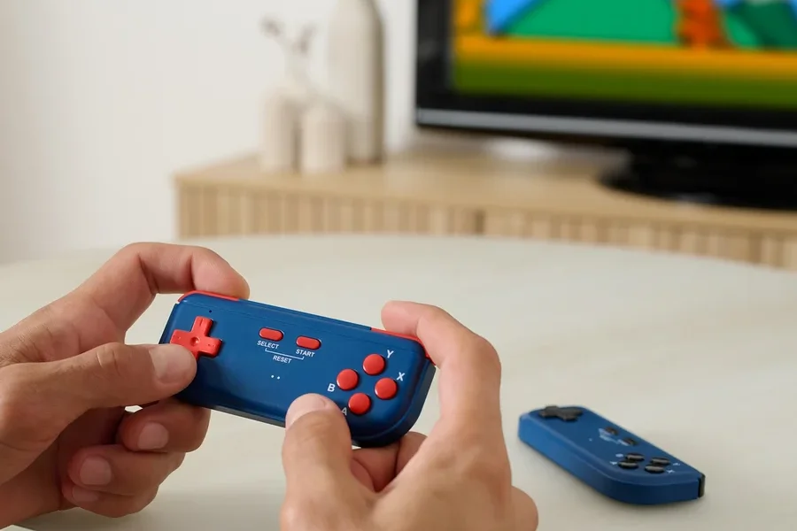 Adam Retro TV Oyun Konsolu oynuyor, arka planda bir televizyon var.