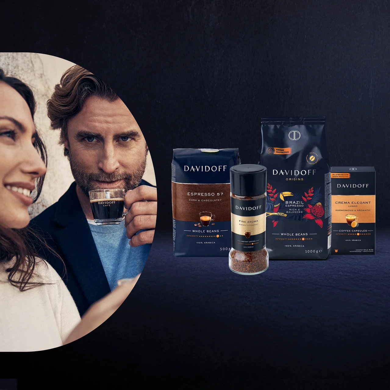 Bir adam kahve fincanı tutuyor, yanında gülümseyen bir kadın var. Yanlarında Davidoff Espresso 57 çekirdek kahve, Davidoff Fine Aroma hazır kahve, Davidoff Origins Brazil Espresso çekirdek kahve ve Davidoff Crema Elegant Lungo kahve kapsülleri bulunuyor.