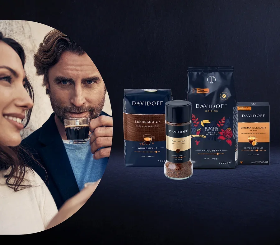 Bir adam kahve fincanı tutuyor, yanında gülümseyen bir kadın var. Yanlarında Davidoff Espresso 57 çekirdek kahve, Davidoff Fine Aroma hazır kahve, Davidoff Origins Brazil Espresso çekirdek kahve ve Davidoff Crema Elegant Lungo kahve kapsülleri bulunuyor.