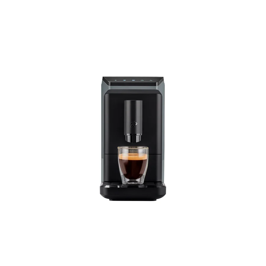 Altında bir bardak espresso bulunan siyah bir kahve makinesi.