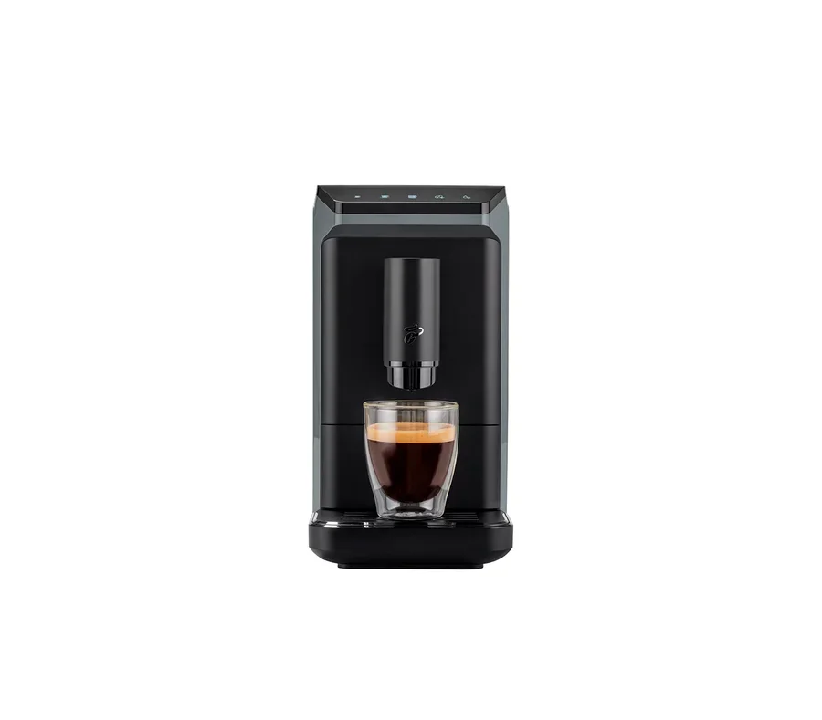Altında bir bardak espresso bulunan siyah bir kahve makinesi.