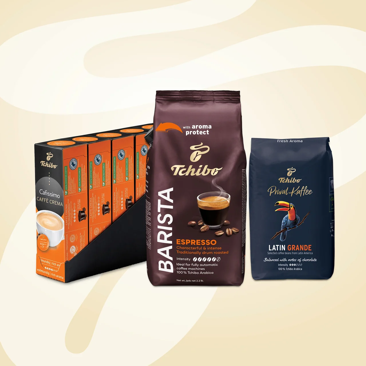 Üç Tchibo kahve ürünü: solda turuncu Cafissimo Caffè Crema kapsül paketleri, ortada kahverengi Barista Espresso çekirdek kahve paketi, sağda koyu mavi Privat Kaffee Latin Grande çekirdek kahve paketi.