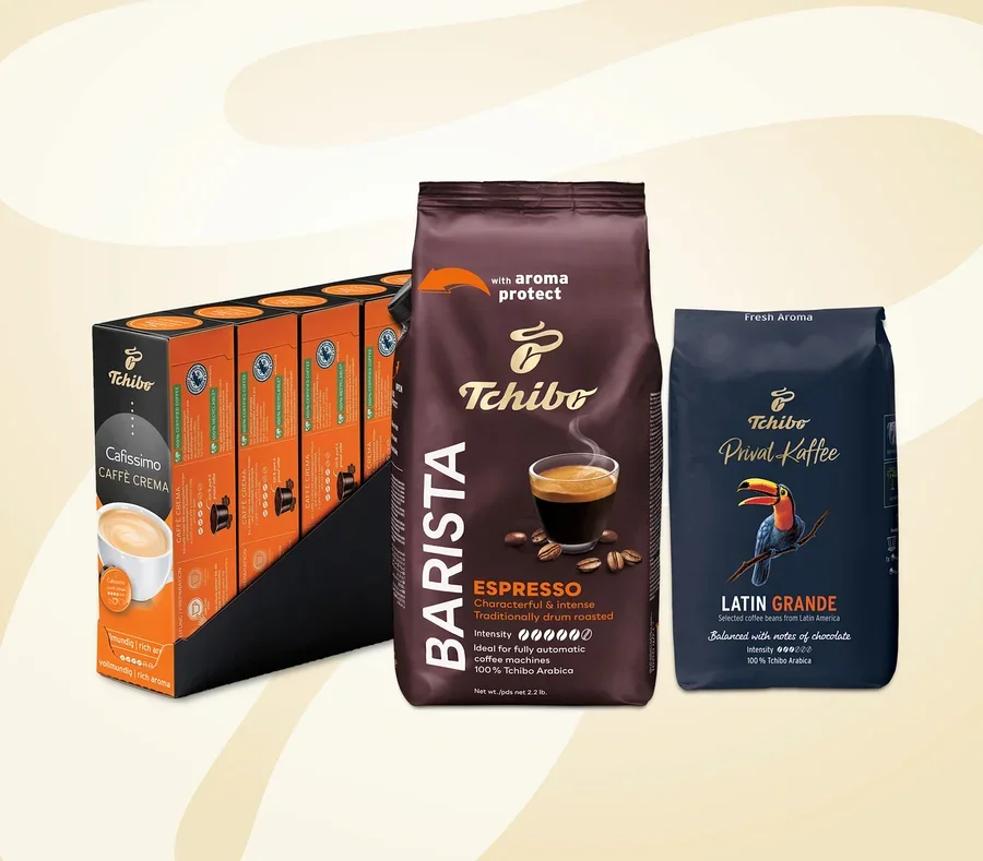 Üç Tchibo kahve ürünü: solda turuncu Cafissimo Caffè Crema kapsül paketleri, ortada kahverengi Barista Espresso çekirdek kahve paketi, sağda koyu mavi Privat Kaffee Latin Grande çekirdek kahve paketi.