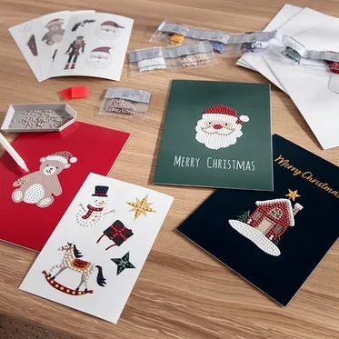 Ayı, Noel Baba, kardan adam ve ev motifleriyle serilmiş Noel tebrik kartları.