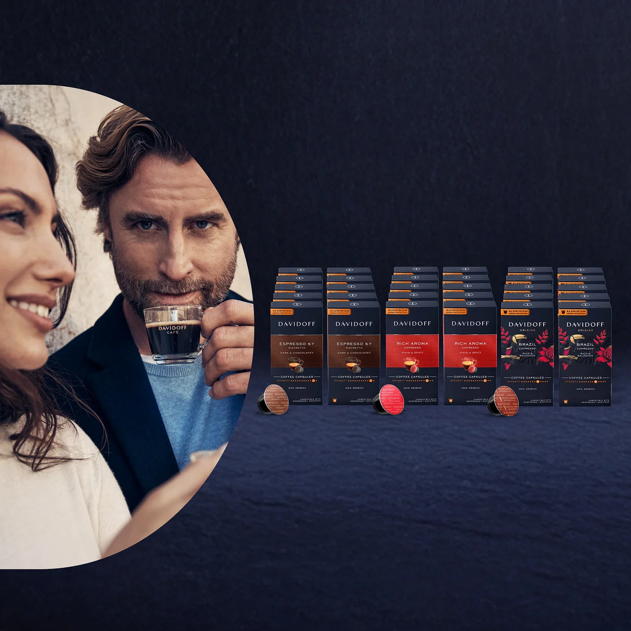 Sakallı bir adam şeffaf bir fincandan kahve içerken ileriye bakıyor, yanında bir kadın gülümsüyor. Sağlarında, Espresso 57, Rich Aroma ve Brazil çeşitleri dahil olmak üzere birkaç kutu Davidoff kahve kapsülü, ön planda tek tek kahverengi/altın ve kırmızı kapsüllerle sergileniyor.