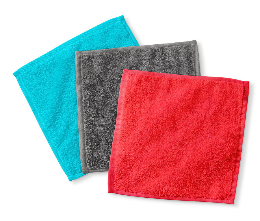 Beyaz bir arka planda üç adet Mikrofiber Makyaj Havlusu bulunmaktadır.