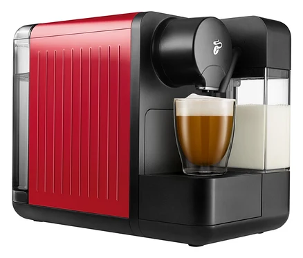 Cafissimo milk, Kırmızı, bir bardağa kahve dolduruyor.