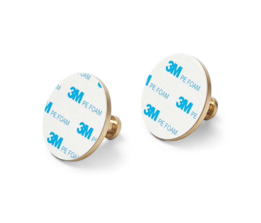 Arkalarında yapışkan şerit bulunan iki adet altın rengi kanca.