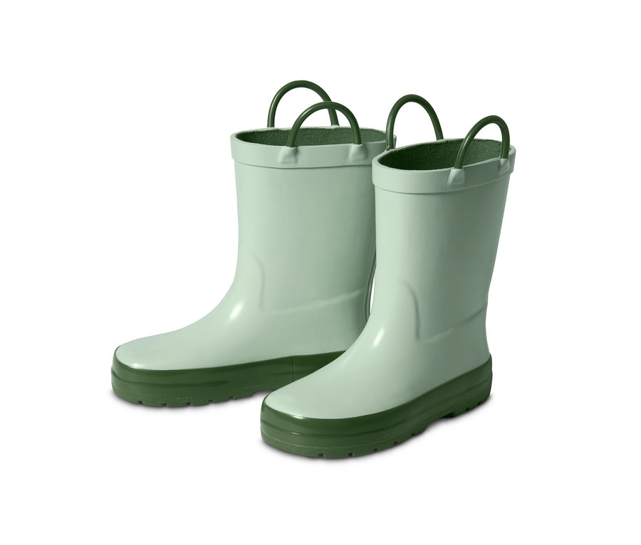 İki adet yeşil yağmur çizmesi.