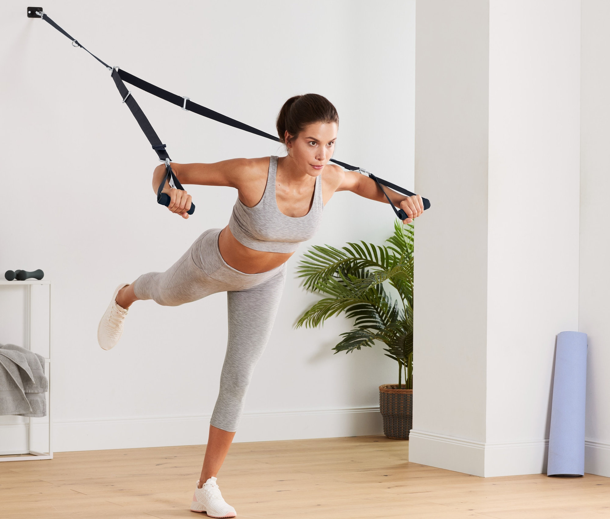 Kadın Antrenman Kayışı ile egzersiz yapıyor.