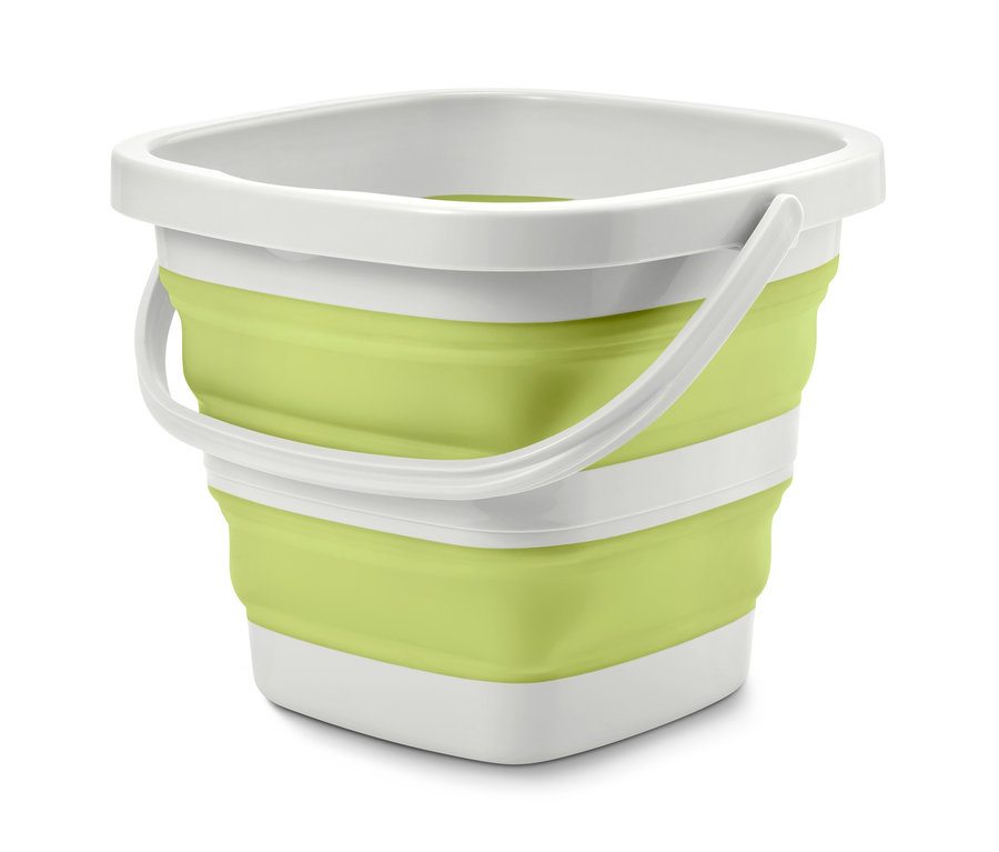 Beyaz kenar ve sapı olan yeşil, katlanabilir, köşeli temizlik kovası.