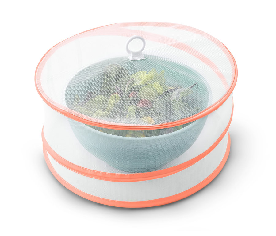 Katlanabilen koruyucu kapak, bir salata kasesini örtüyor.