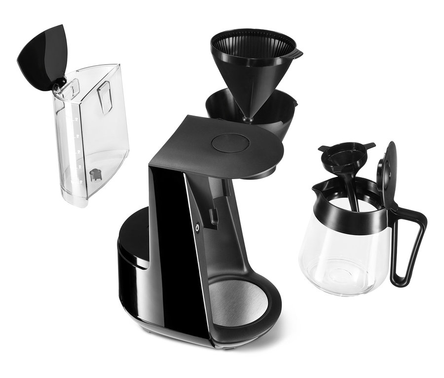 Siyah bir »Let's Brew« Filtre Kahve Makinesi ve çıkarılabilir parçaları.