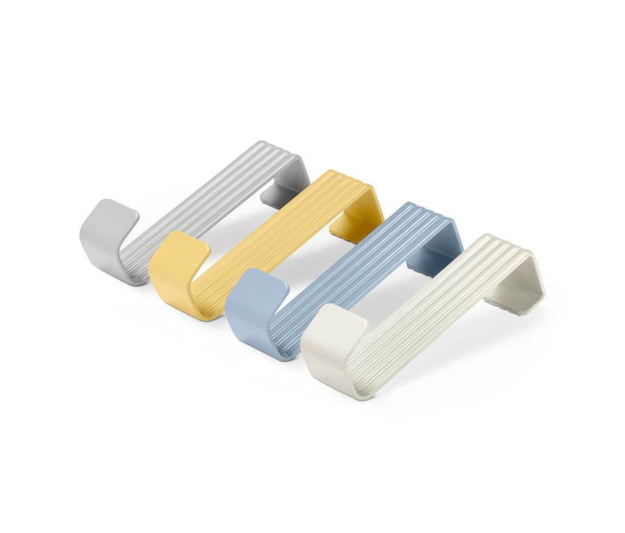 Gri, sarı, mavi ve beyaz renklerde dört adet kapı askısı.