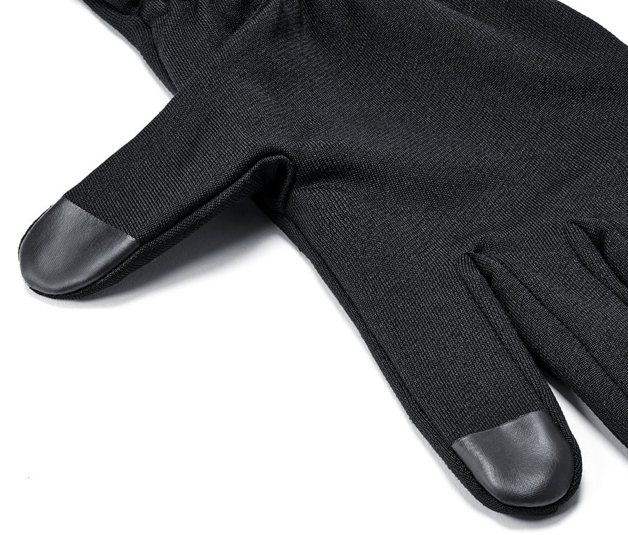 Siyah bir koşu eldiveninin yakın çekim görüntüsü.