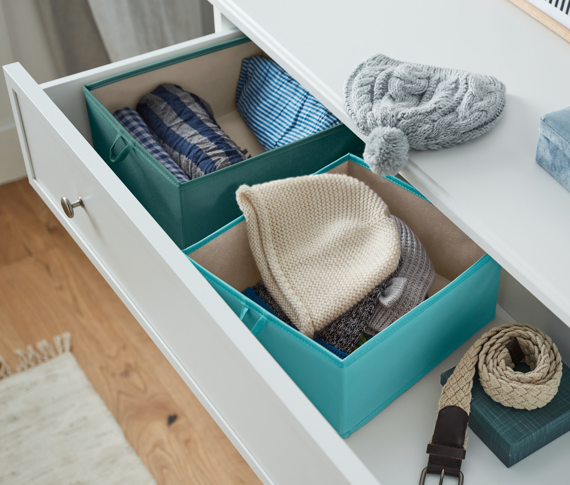 İki adet büyük çekmece düzenleme kutusu olan açık çekmece.