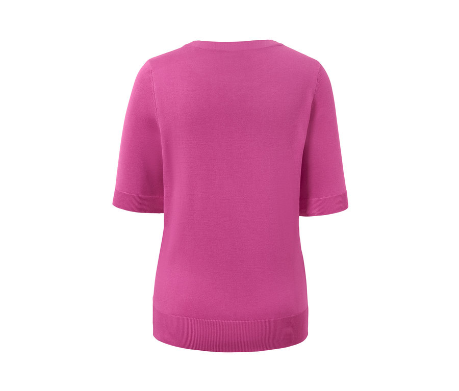 Pembe ince örgülü kazağın yakın çekimi.