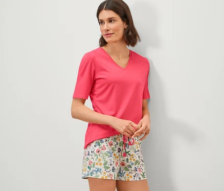 Kadın şortlu pijama takımı giyiyor