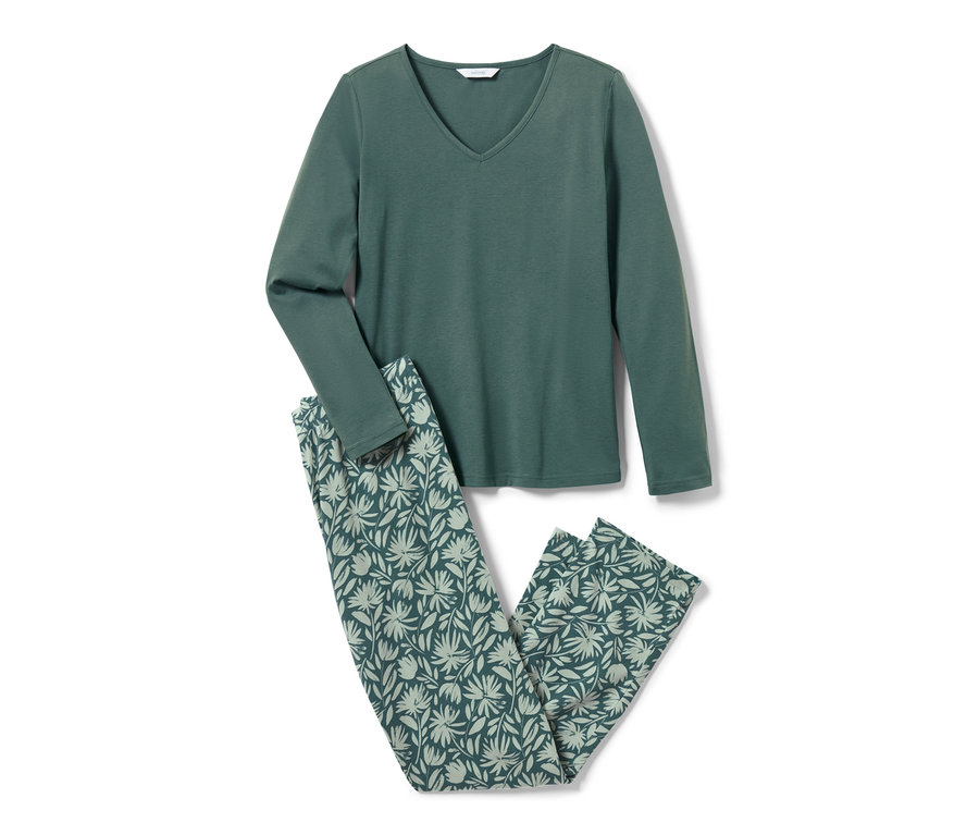 Uzun kollu yeşil pijama ve çiçekli pantolon.