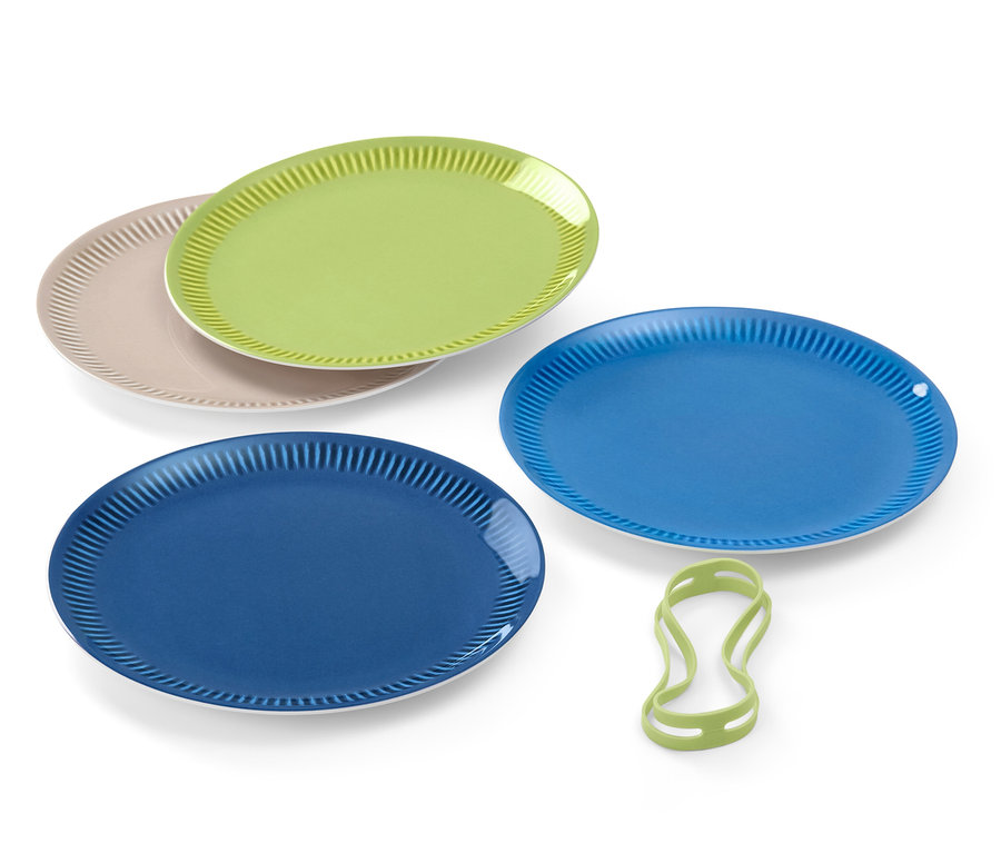 Dört adet piknik tabağı: iki mavi, bir yeşil ve bir bej rengi.