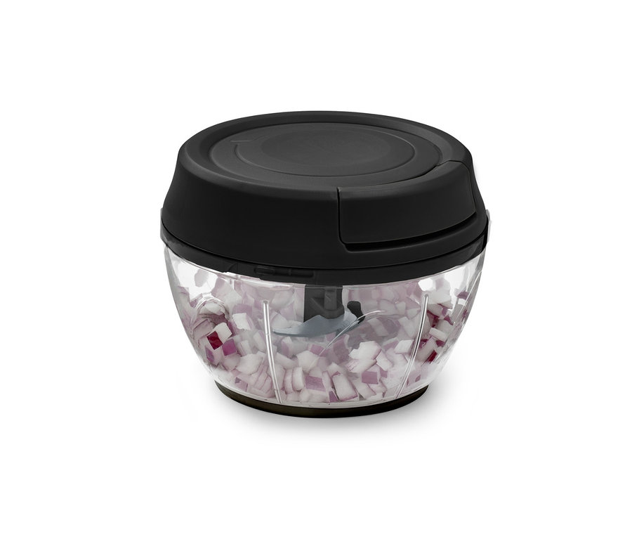 Doğranmış soğanlarla dolu manuel çoklu doğrayıcı.