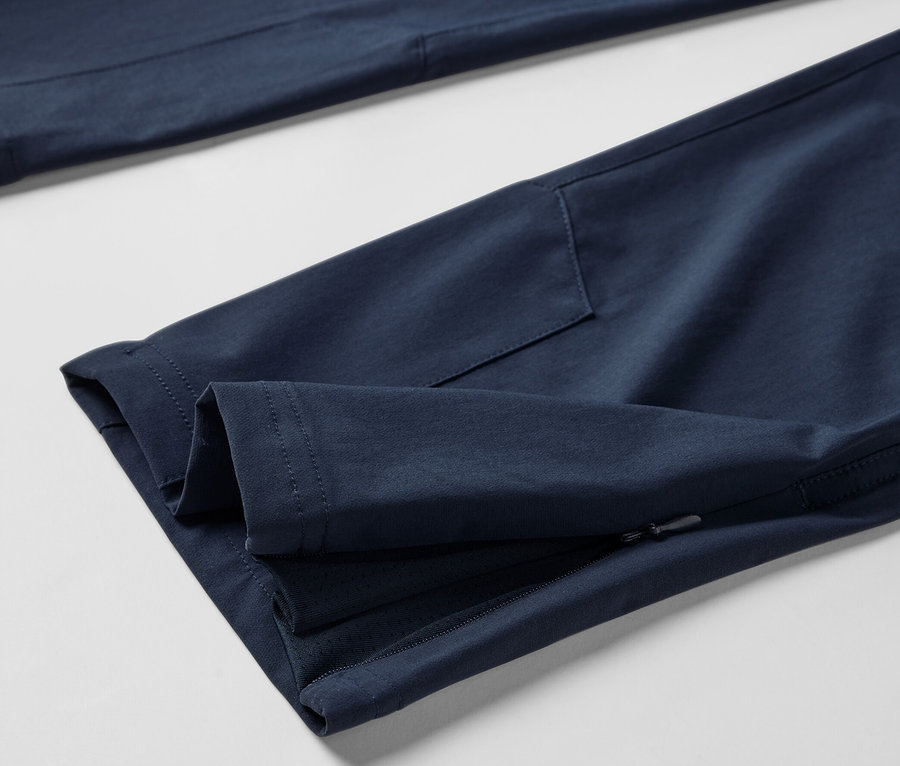 Outdoor pantolonun yakın çekim görüntüsü.