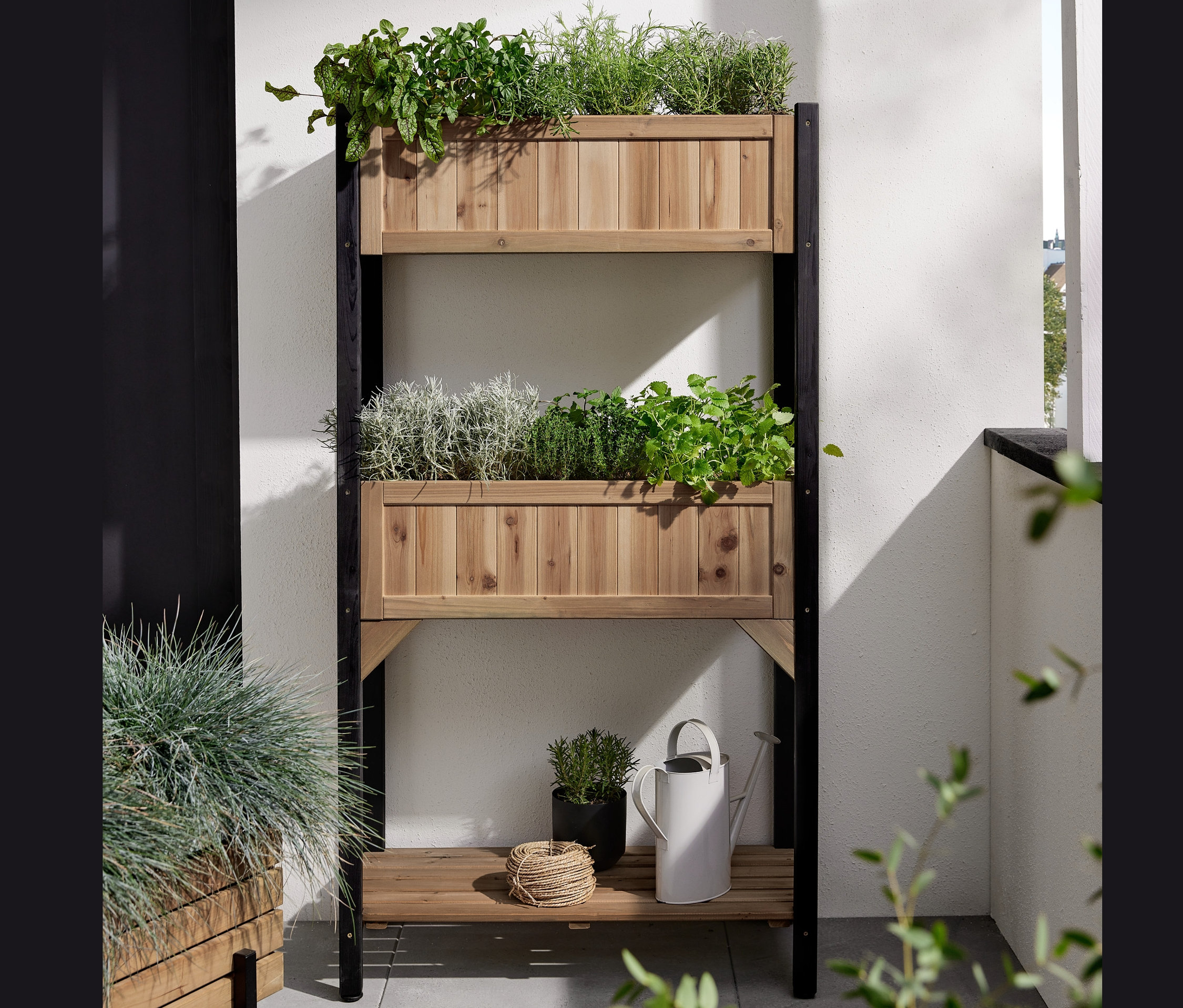 Üç katlı Elin saksı standı, Elin kutu saksılar içinde bitkilerle birlikte.