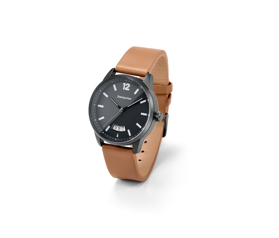 Kahverengi deri kayışlı Pilot Kol Saati'nin yakın çekimi.