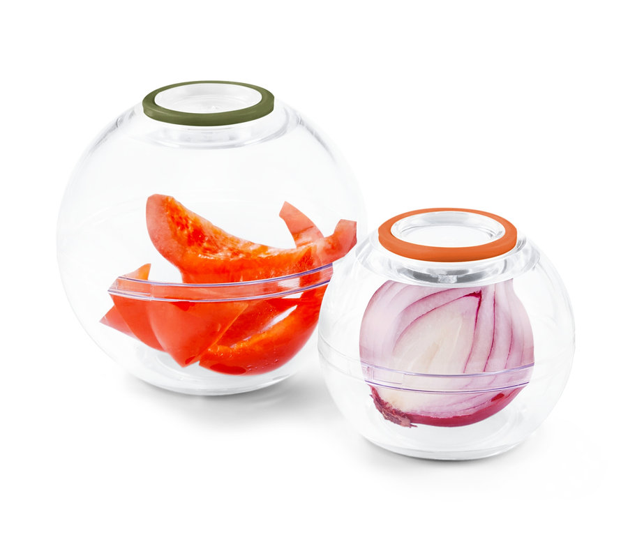 Renkli kapaklı iki adet yuvarlak, şeffaf gıda saklama kabı; birinde doğranmış biber, diğerinde soğan bulunmaktadır.