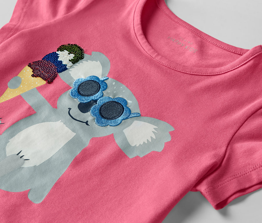 Güneş gözlüklü ve dondurmalı bir koala deseni olan pembe bir tişörtün yakın çekimi