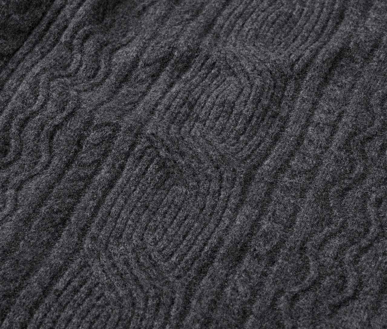 Gri renkli bir örgü desenli kazağın yakın çekimi.