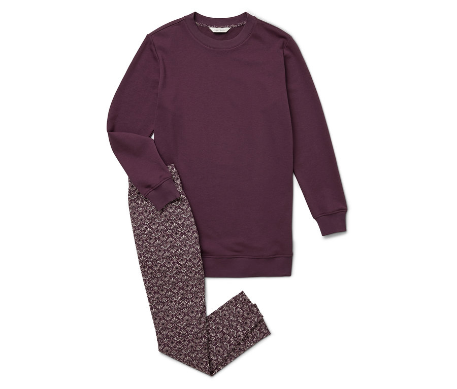 Beyaz bir arka planda bordo bir sweatshirt ve desenli pantolon.