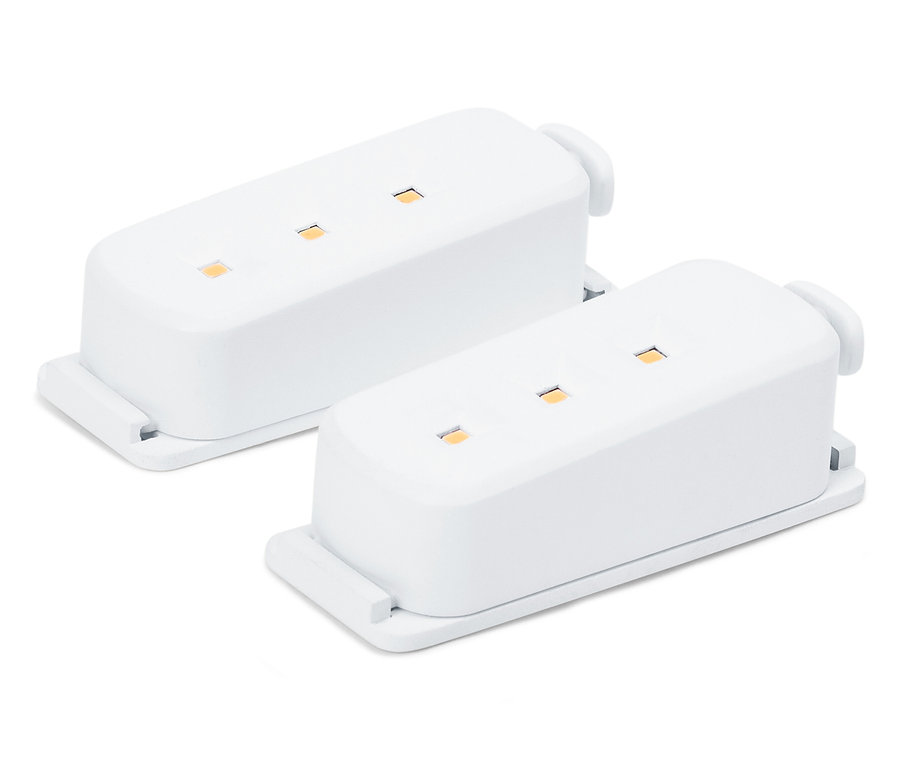 Beyaz arka planda LED'li iki beyaz elektronik modül.