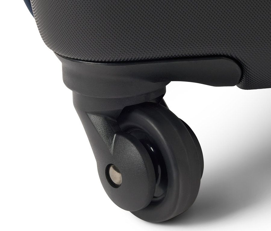 Siyah bir Hibrid Valiz Yedek Tekerleğinin yakın çekim görüntüsü.