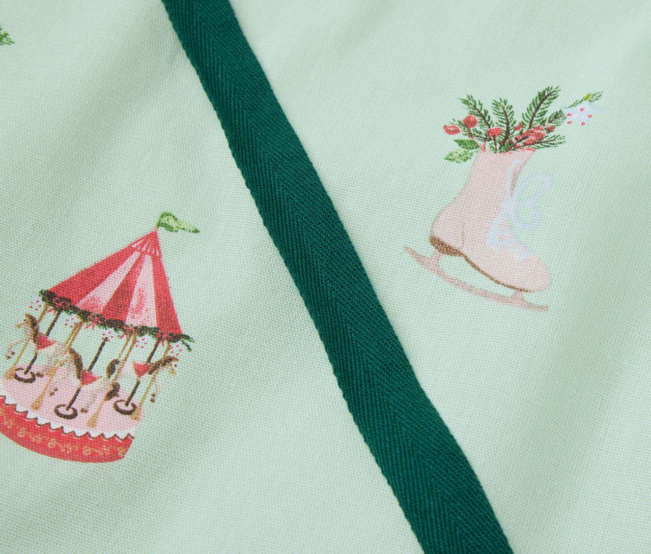 Açık yeşil kumaş üzerine atlı karınca, çiçekli paten ve zencefilli kurabiye ev baskısı yapılmıştır.