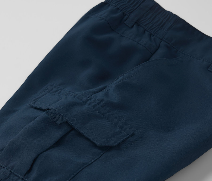 Çocuk fonksiyonel şort detayı.