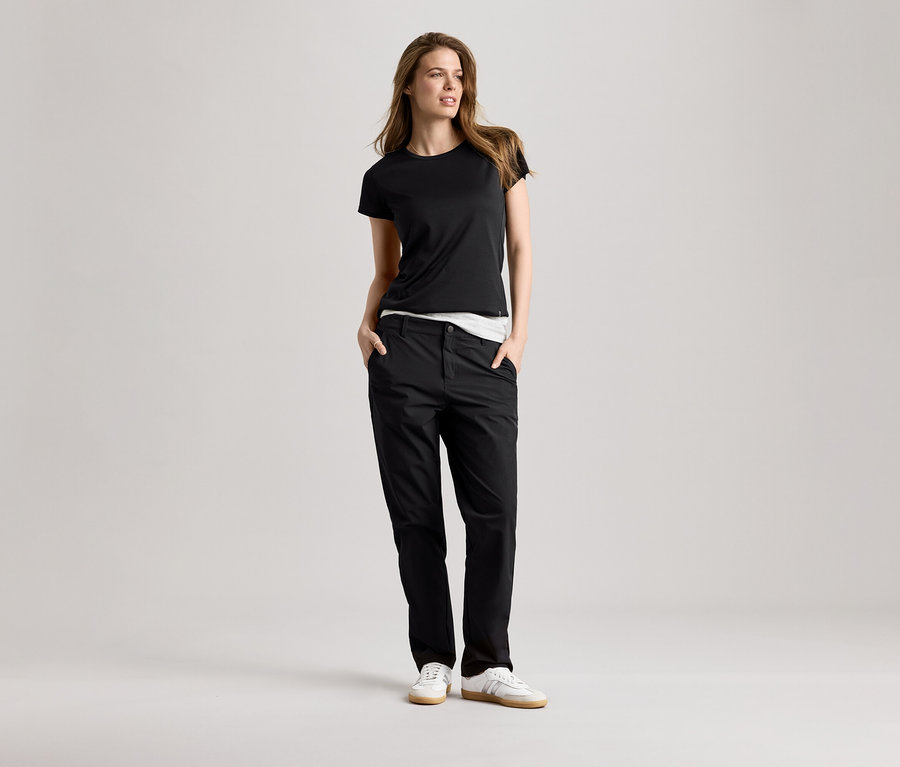 Siyah spor tişörtü ve pantolon giyen kadın. Spor tişörtü siyah.