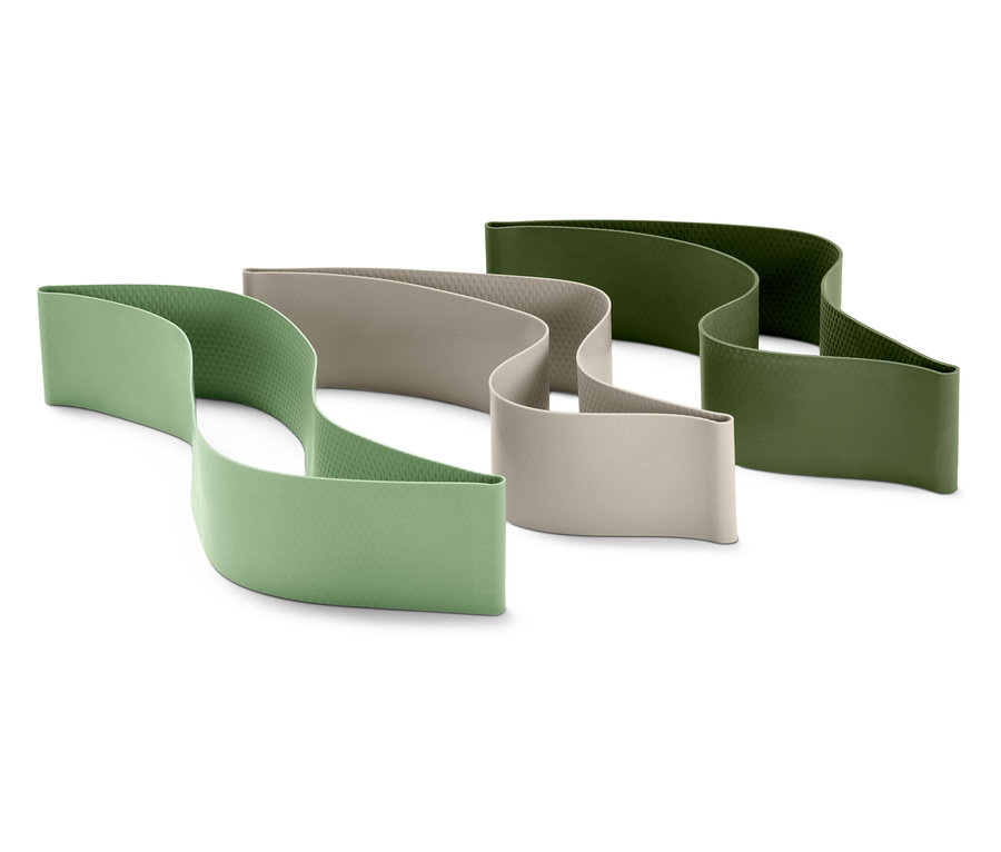 Yeşil, bej ve zeytin yeşili renklerinde üç adet dalgalı tekstil şerit beyaz bir zemin üzerinde duruyor.