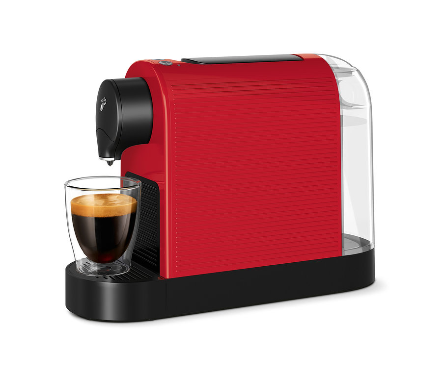 Bir fincan kahve ile kırmızı Cafissimo pure+ kahve makinesi.