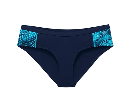 Yanlarında turkuaz desenler bulunan bir spor bikini altının yakın çekimi.