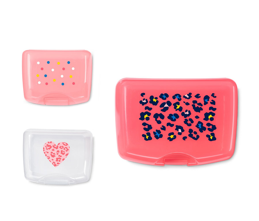 Farklı boyut ve renklerdeki üç adet Beslenme Kutusu. Biri renkli noktalı pembe, biri mavi ve sarı lekeli pembe ve biri pembe kalpli şeffaf.