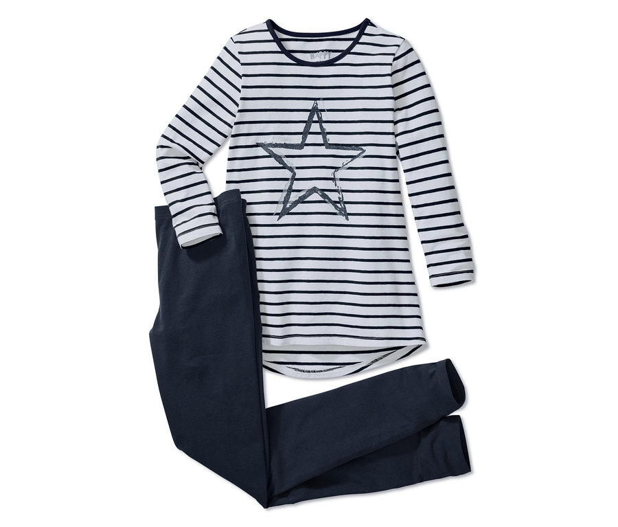 Yıldız motifli çizgili üst ve lacivert pantolonlu bir pijama yatıyor.