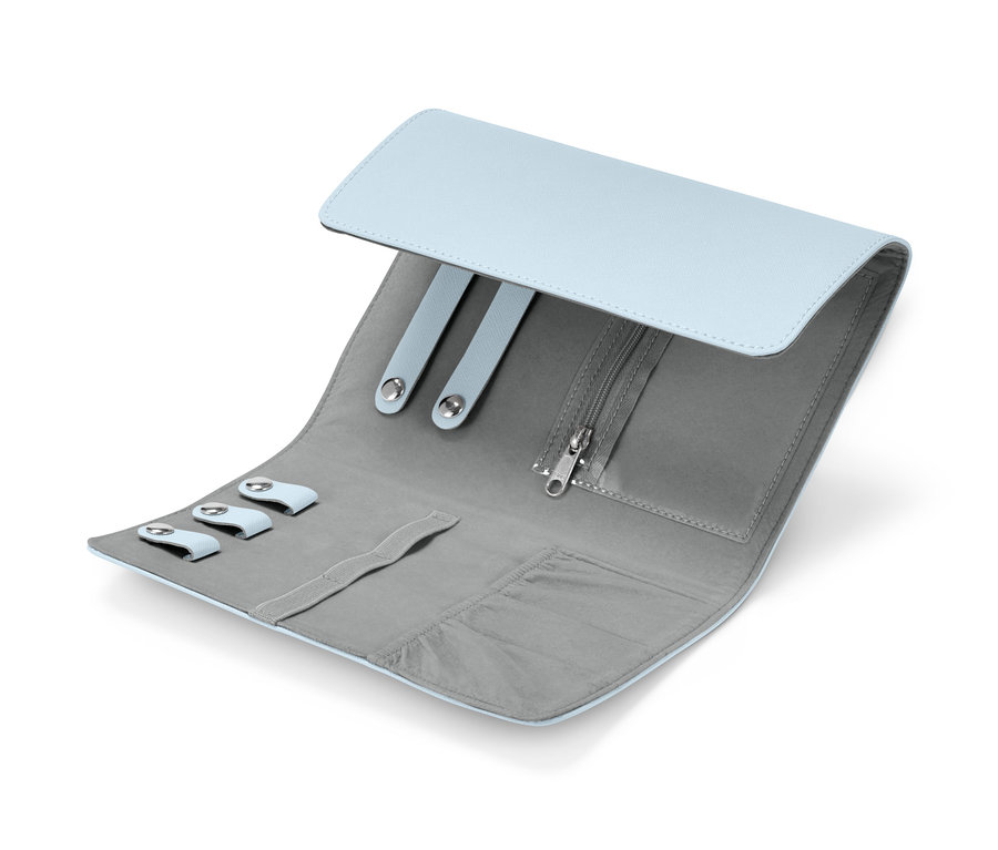 Bölmeli, açık mavi takı çantası.