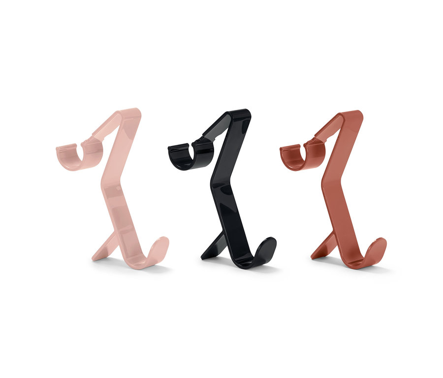 Üç adet klipsli kanca: bir pembe, bir siyah ve bir kahverengi
