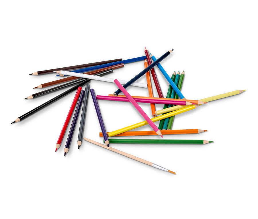 Çeşitli renklerde dağılmış Aquarell sulu boya kalemleri ve bir fırça.