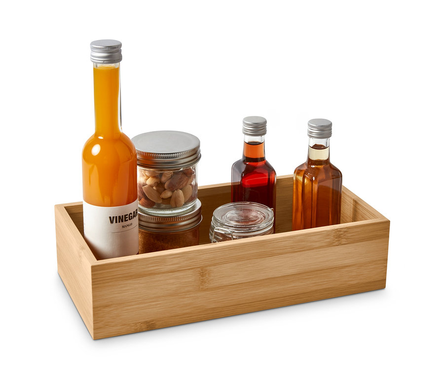 Bambu saklama kutusunda iki adet baharat saklama kutusu.