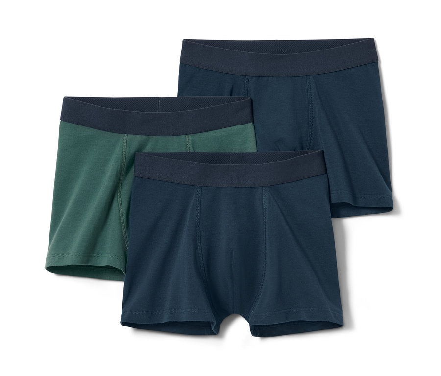 Üç adet slip boxer: biri yeşil, ikisi mavi.