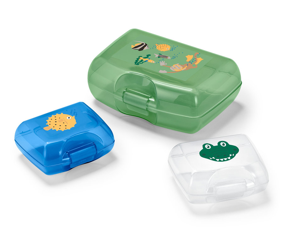 Üç adet beslenme kutusu: yeşil dalgıçlı, mavi balıklı ve şeffaf timsahlı.