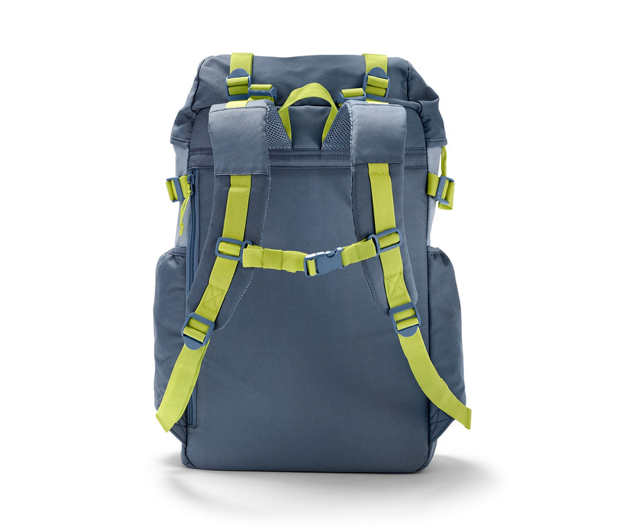 Sarı-yeşil şeritli gri bir outdoor sırt çantasının arka görünümü.